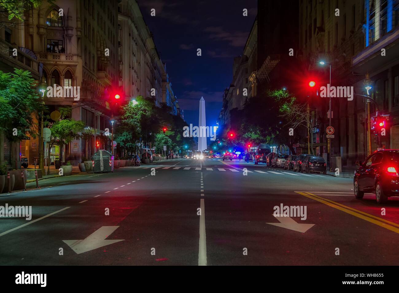 La carretera que conduce hacia el Obelisco de Buenos Aires, en la ciudad de noche Foto de stock