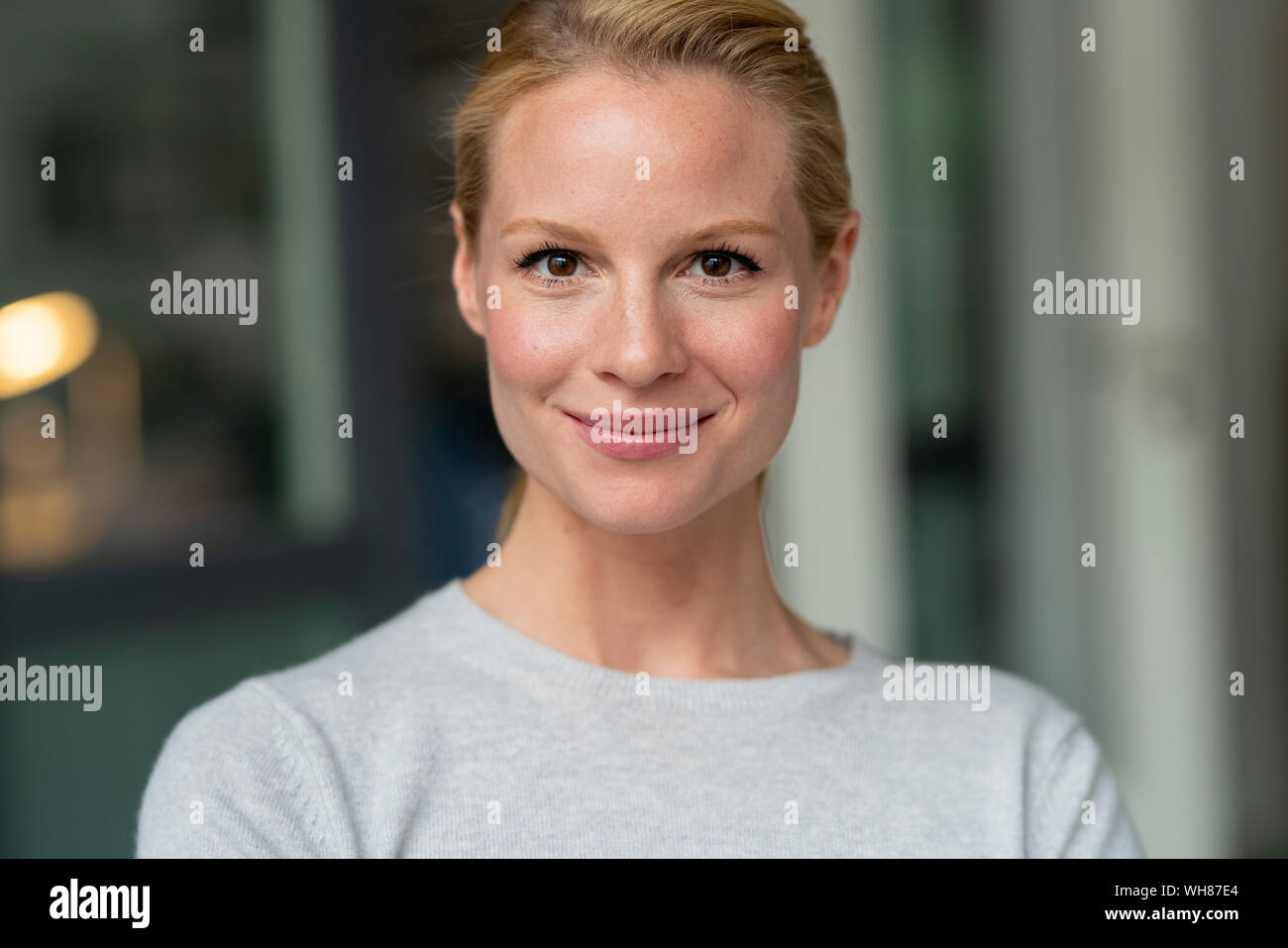 Retrato de mujer sonriente Foto de stock
