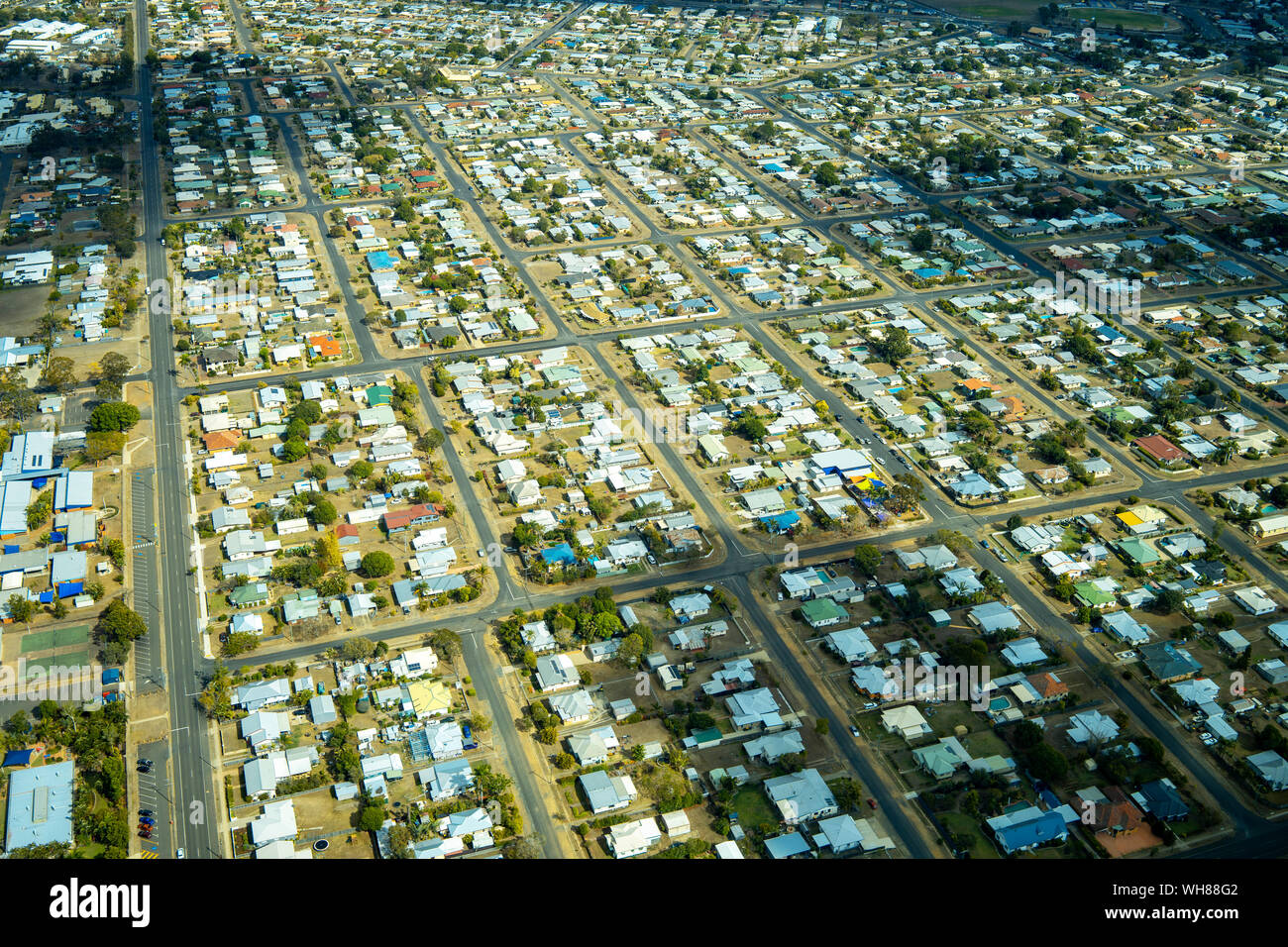 Vista aérea de las casas y las calles de un barrio residencial en Bundaberg, Queensland, Australia Foto de stock