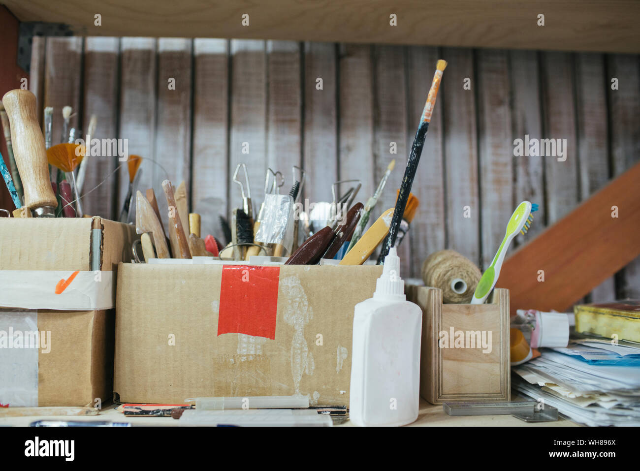 El taller del escultor, en cajas de herramientas Foto de stock