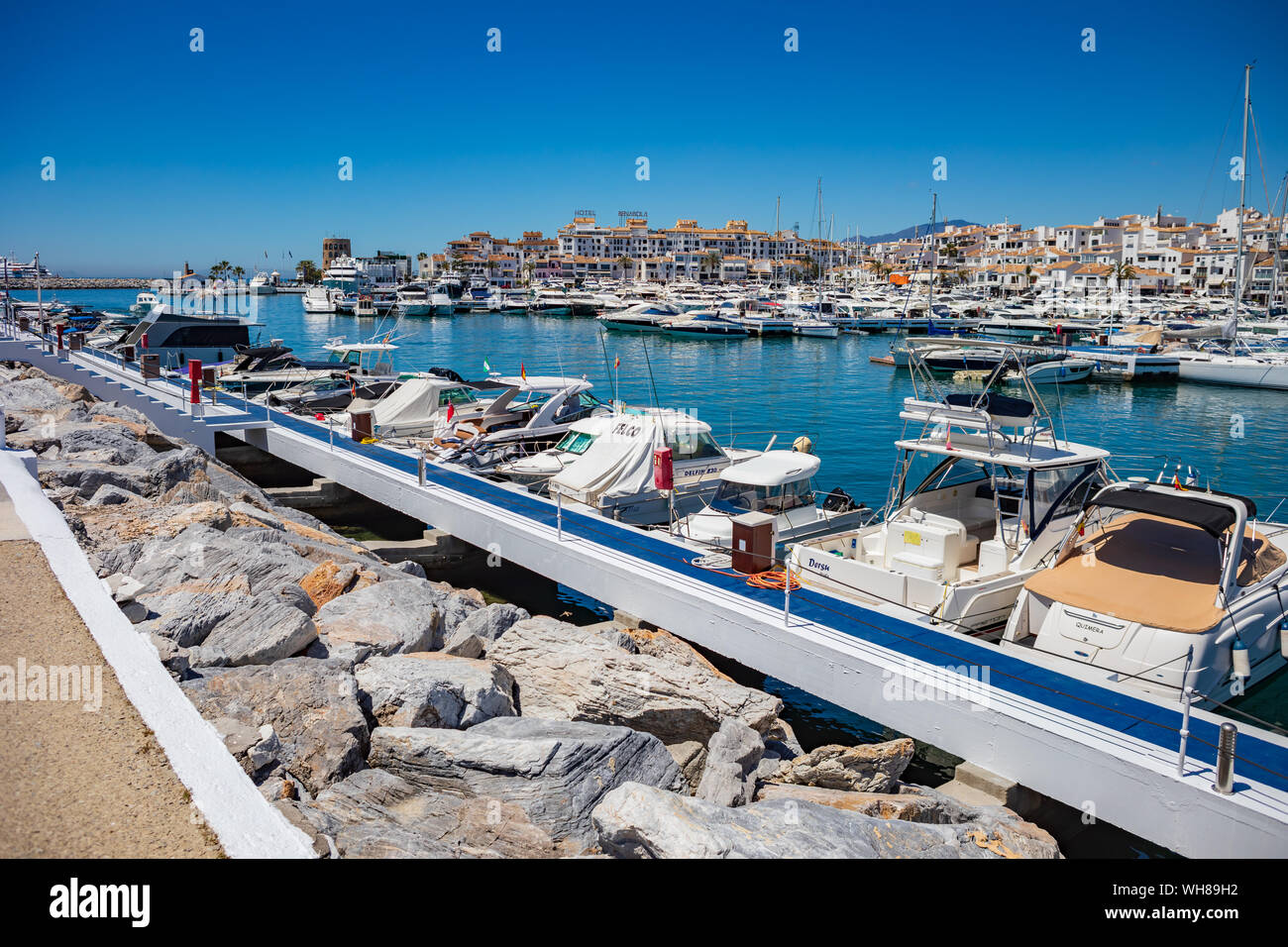 MARBELLA, COSTA DEL SOL, España - MAI, circa 2019: Puerto Banús, cerca de  Marbella, en la Costa del Sol, en Andalucía, España Fotografía de stock -  Alamy