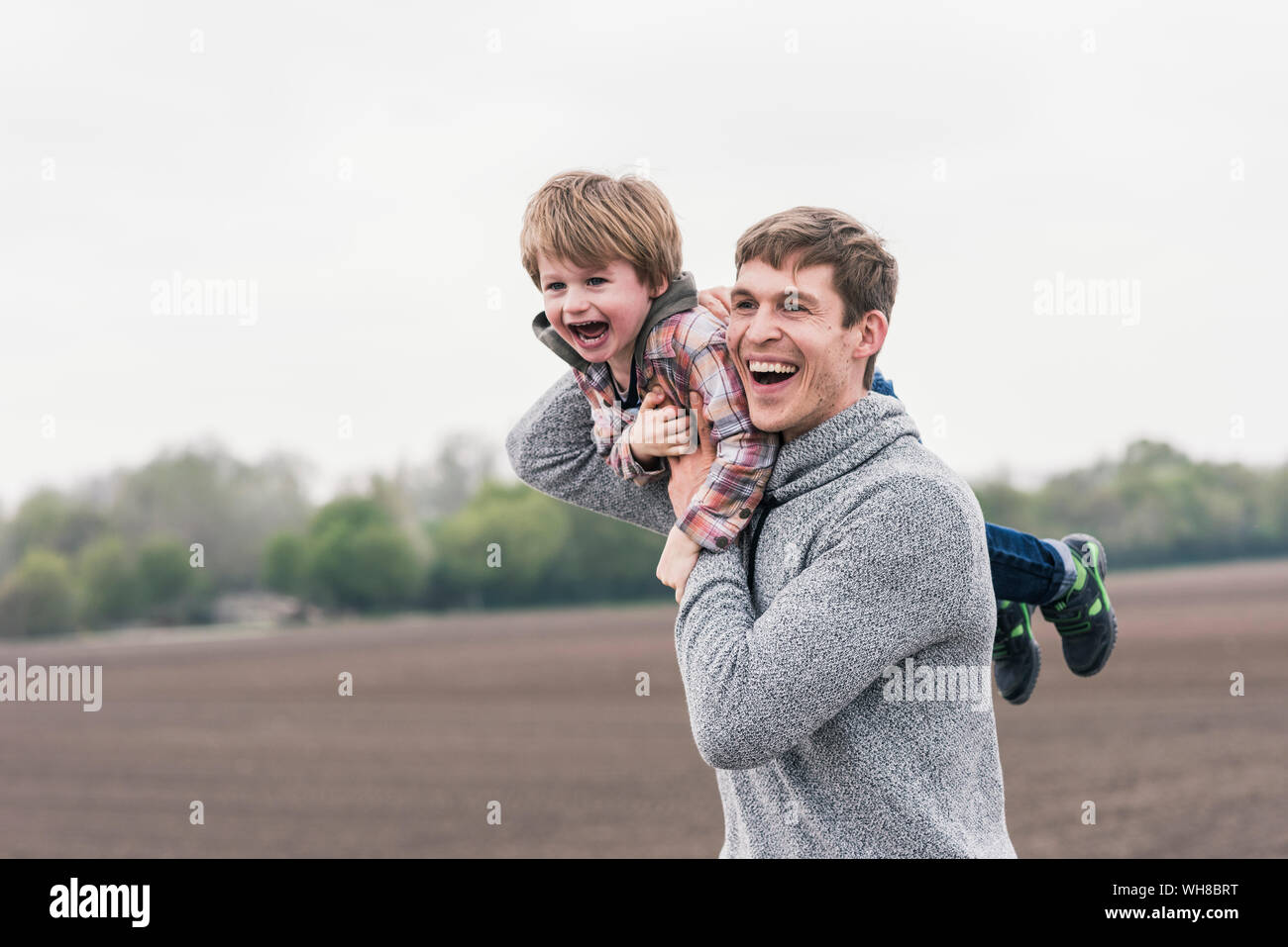 Padre e hijo a divertirse al aire libre Foto de stock