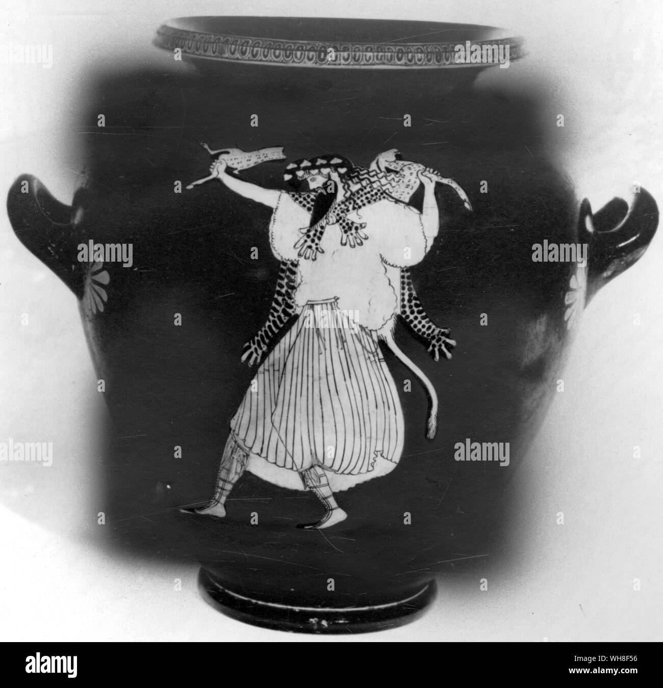 Dionysus blandiendo un cervatillo. Los hombres de Atenas por Rex Warner, página 180. Foto de stock