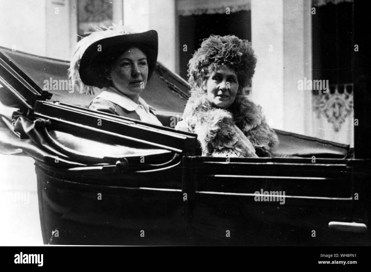 La señora Pankhurst (1858-1928) con su hija. Los Edwardians por J B Priestley, referencia 17424. Foto de stock