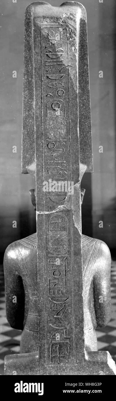 La parte de atrás de la estatua de Amón, protegiendo Tutankamón mostrando los aniquiló la inscripción. Tutankamón por Christiane Desroches Noblecourt, página 28. Foto de stock