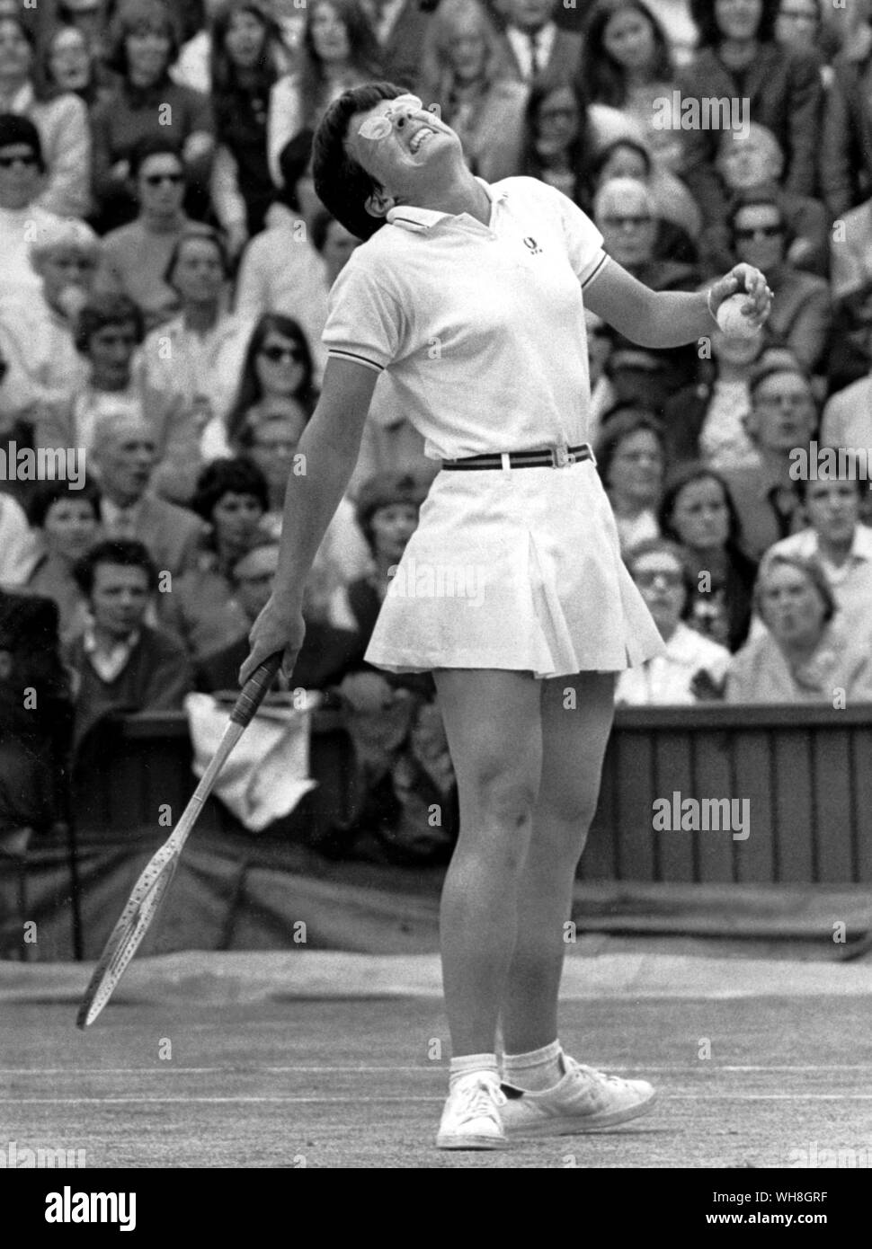 Billie Jean King. Un pase que duelen. Durante su carrera, ganó 12 títulos individuales de Grand Slam, 14 Grand Slam títulos en dobles femeninos y 11 Grand Slam títulos en dobles mixtos. Ella es generalmente considerado como uno de los más grandes jugadores de tenis y atletas en la historia. La enciclopedia de tenis página 162. Foto de stock