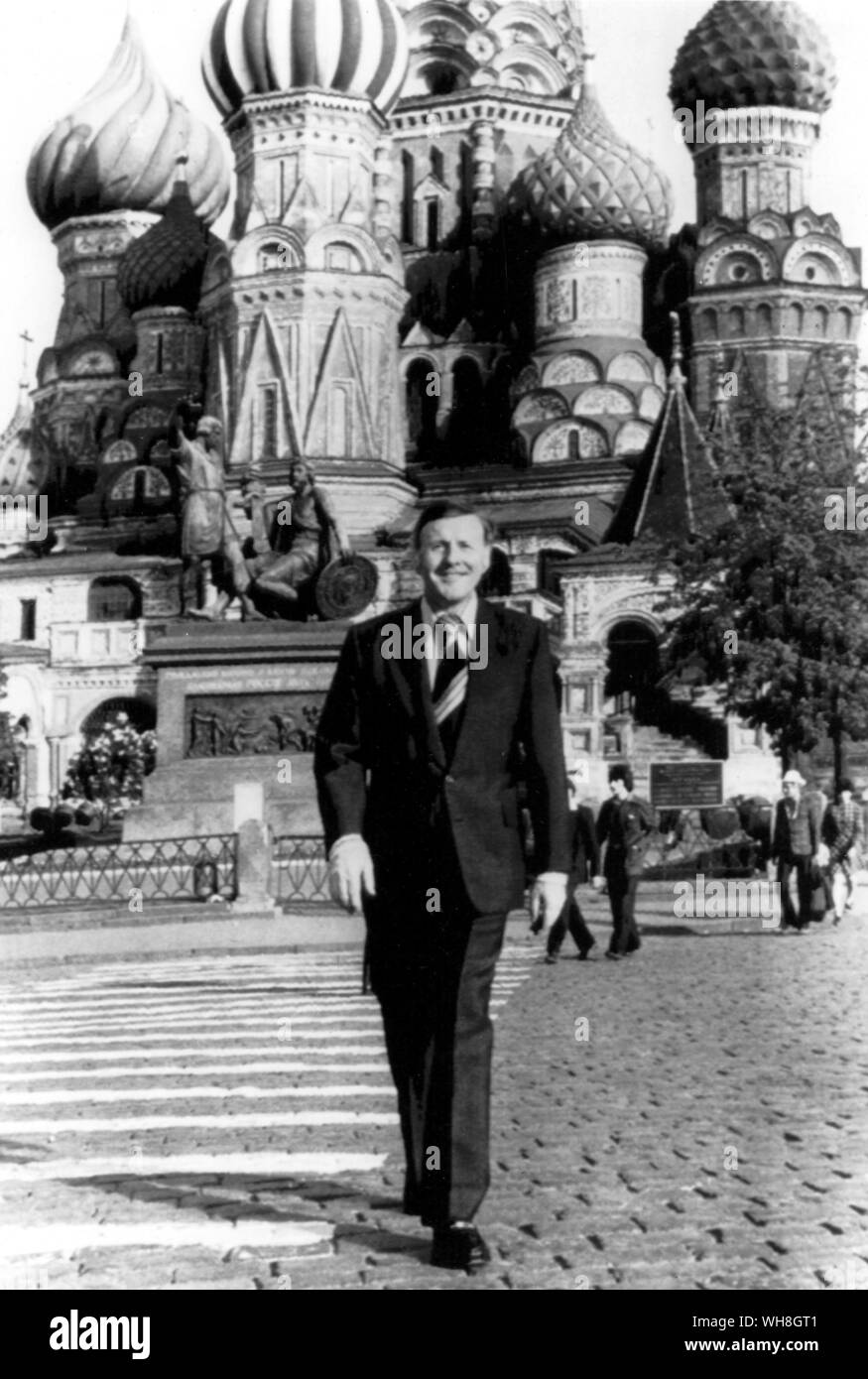 Jimmy Young, presentador del programa de la BBC en la Plaza Roja, frente a la Catedral de San Basilio, Moscú 1977. Foto de stock