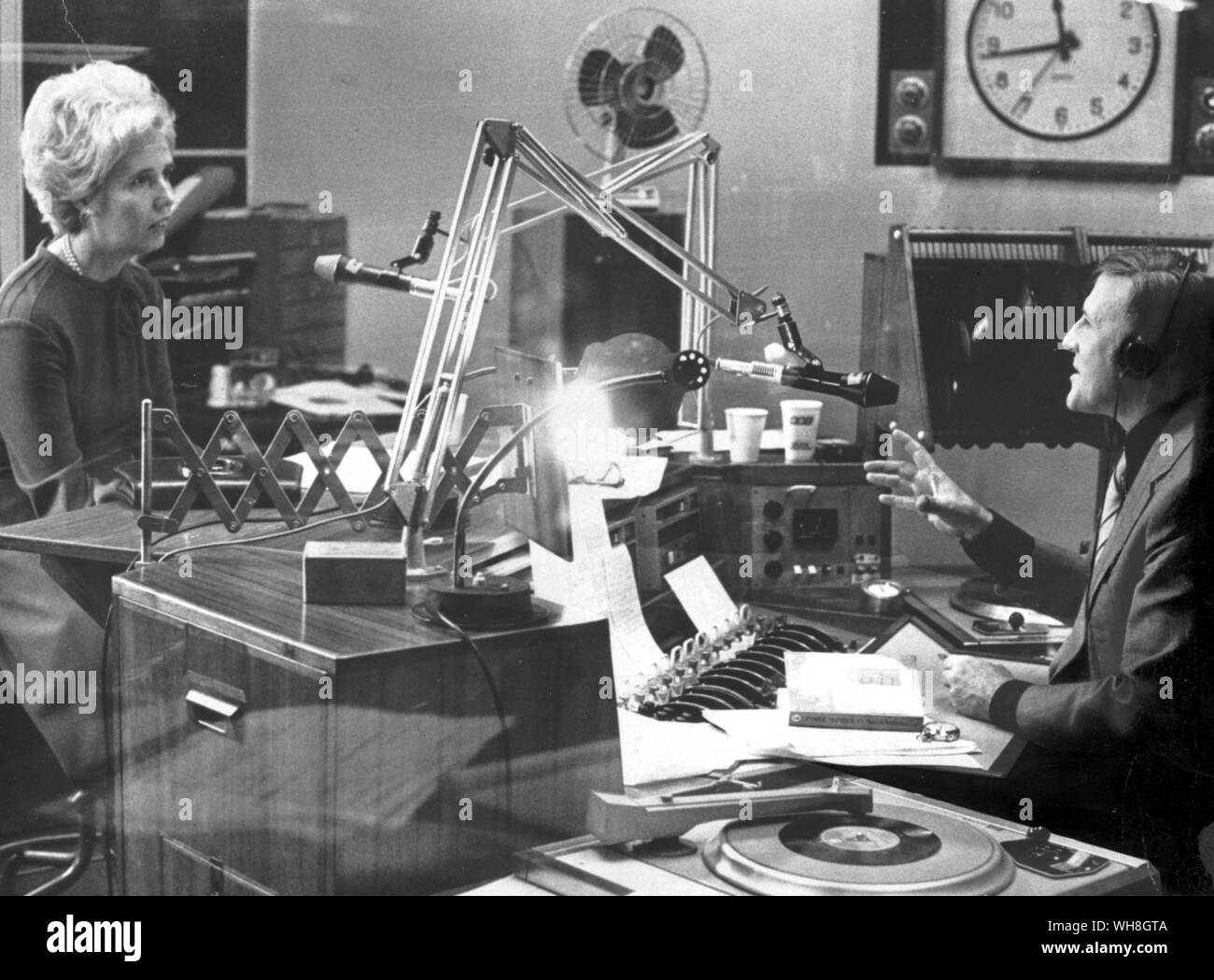 Jimmy Young con Lady Falkender, Vida de compañeros y el Director de la compañía, en su programa de radio, 1976. Foto de stock