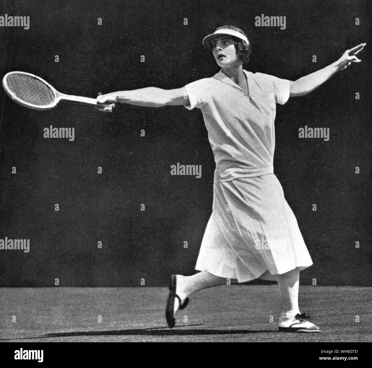 Helen Willis en 1924. Resolvió el tribunal central 1927-38 y nunca varió su atuendo. La enciclopedia de tenis página 240. Foto de stock