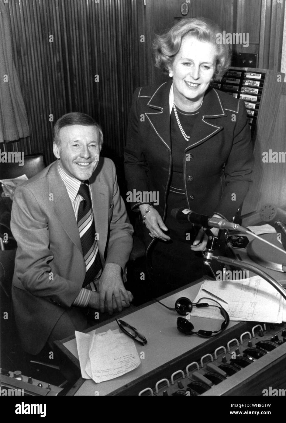 Jimmy Young y la Sra. Margaret Thatcher 1979. Margaret Thatcher, la primera Ministra mujer en Europa, es un invitado a Jimmy Young's programa de Radio 2 de la BBC. . Foto de stock