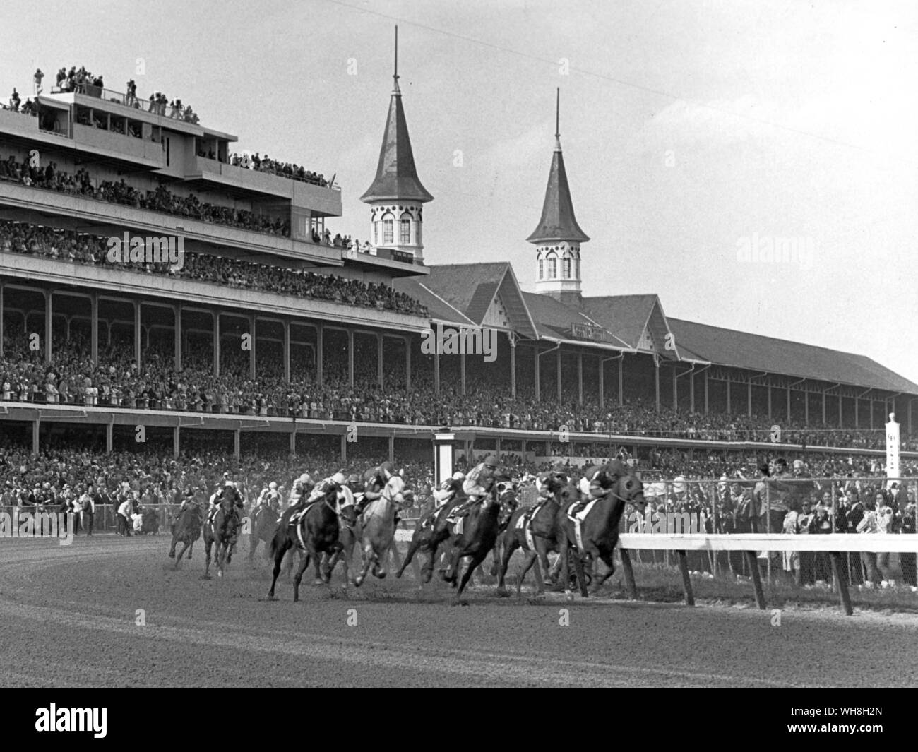 El Kentucky Derby, la primera vuelta en 1971, ganado por Canonero II. Enciclopedia del caballo página 208. Foto de stock