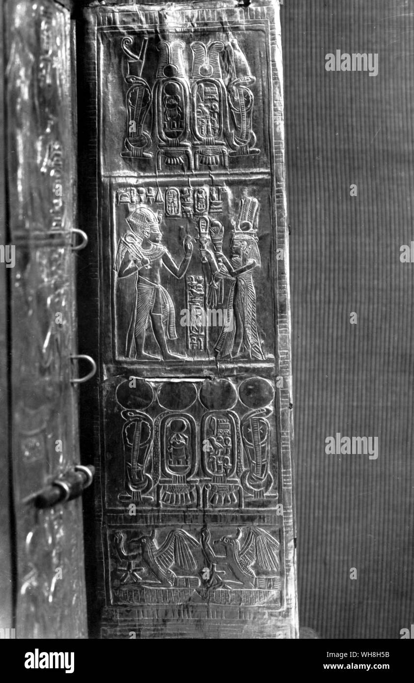 Detalle en la puerta de un santuario de oro. Los tesoros de Tutankamón, el catálogo de la exposición por I E S Edwards, página 114. Foto de stock