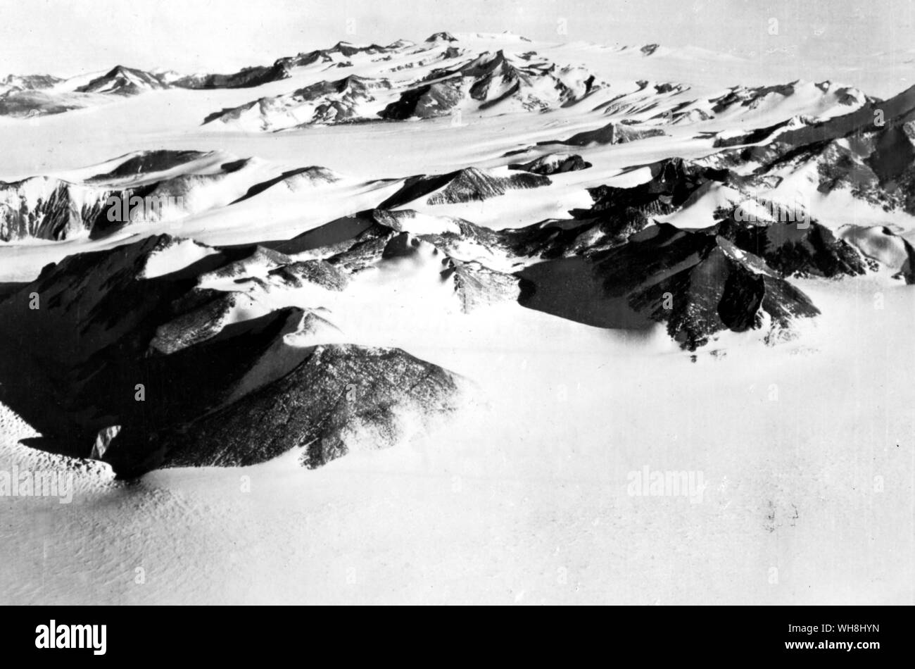 Una fotografía aérea por Byurd subtitulado "La tierra de las nieves eternas". La Antártida: el último continente por Ian Cameron, página 200. Foto de stock