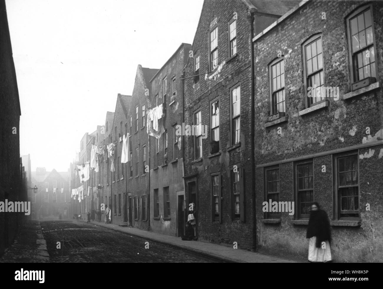 Poole Street Dublin 1900 mostrando la pobreza típica a la vuelta del siglo Foto de stock