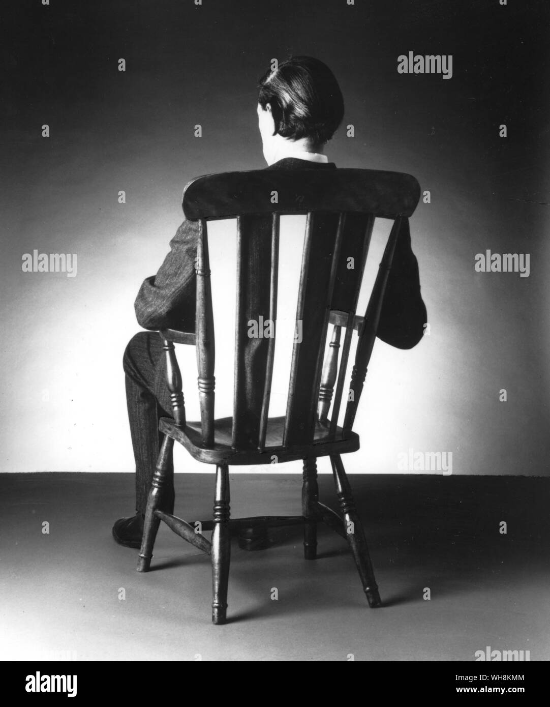 Revive la historia de su vida pasada el sentarse en una silla Foto de stock