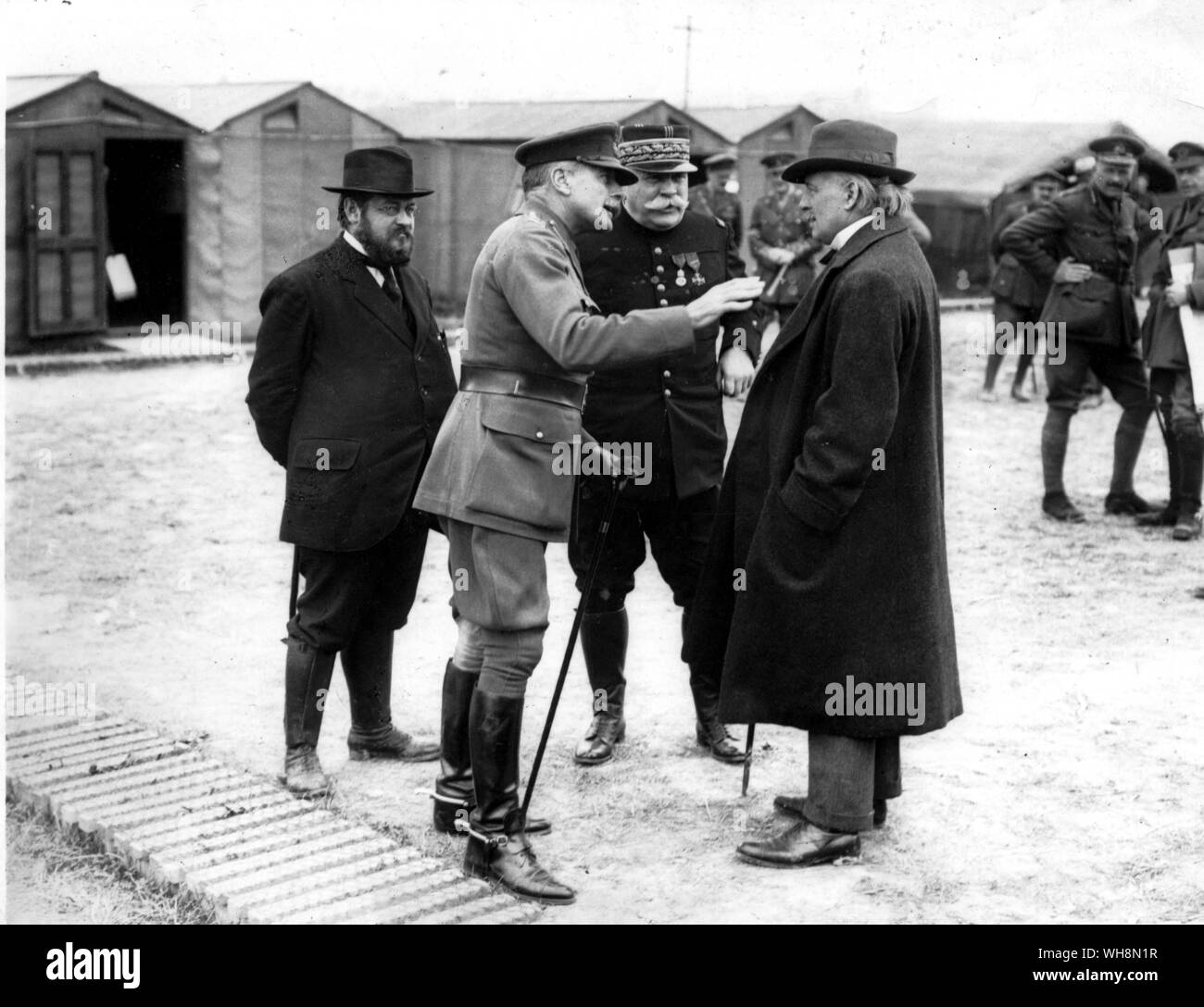 Liderazgo de guerra Albert Thomas, ministro francés de armamentos y Joffre mirar al mismo tiempo Haig expone a Lloyd George Foto de stock