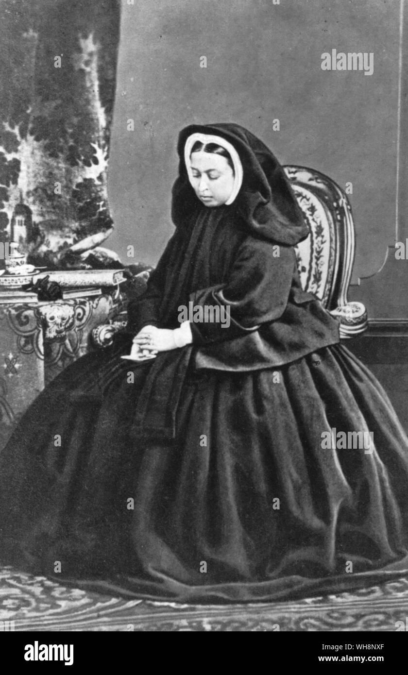 1863 La reina Victoria vistiendo su viuda la maleza, ella está contemplando una imagen del Príncipe Alberto Foto de stock