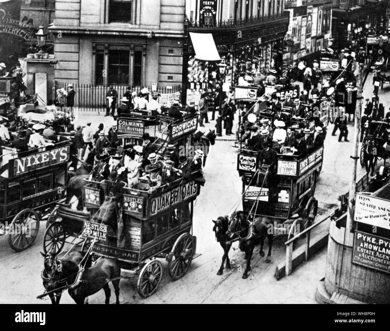 1910 St Giles Circus como estaba. Foto tomada antes del cruce de Tottenham Court Road y Oxford Street fue designado St Giles Circus Foto de stock