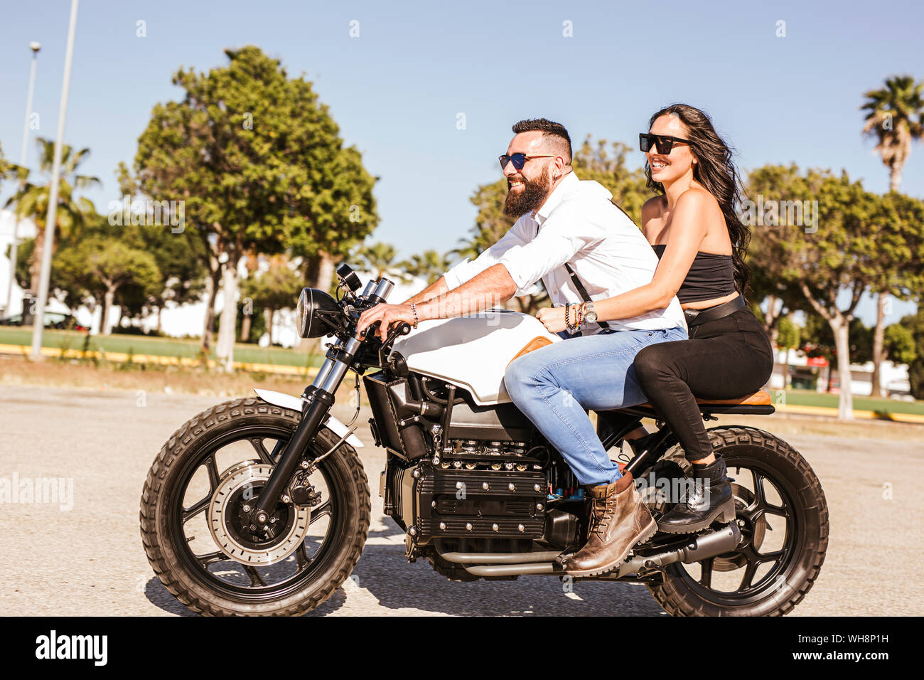 Feliz Pareja En Moto En Verano Fotografia De Stock Alamy