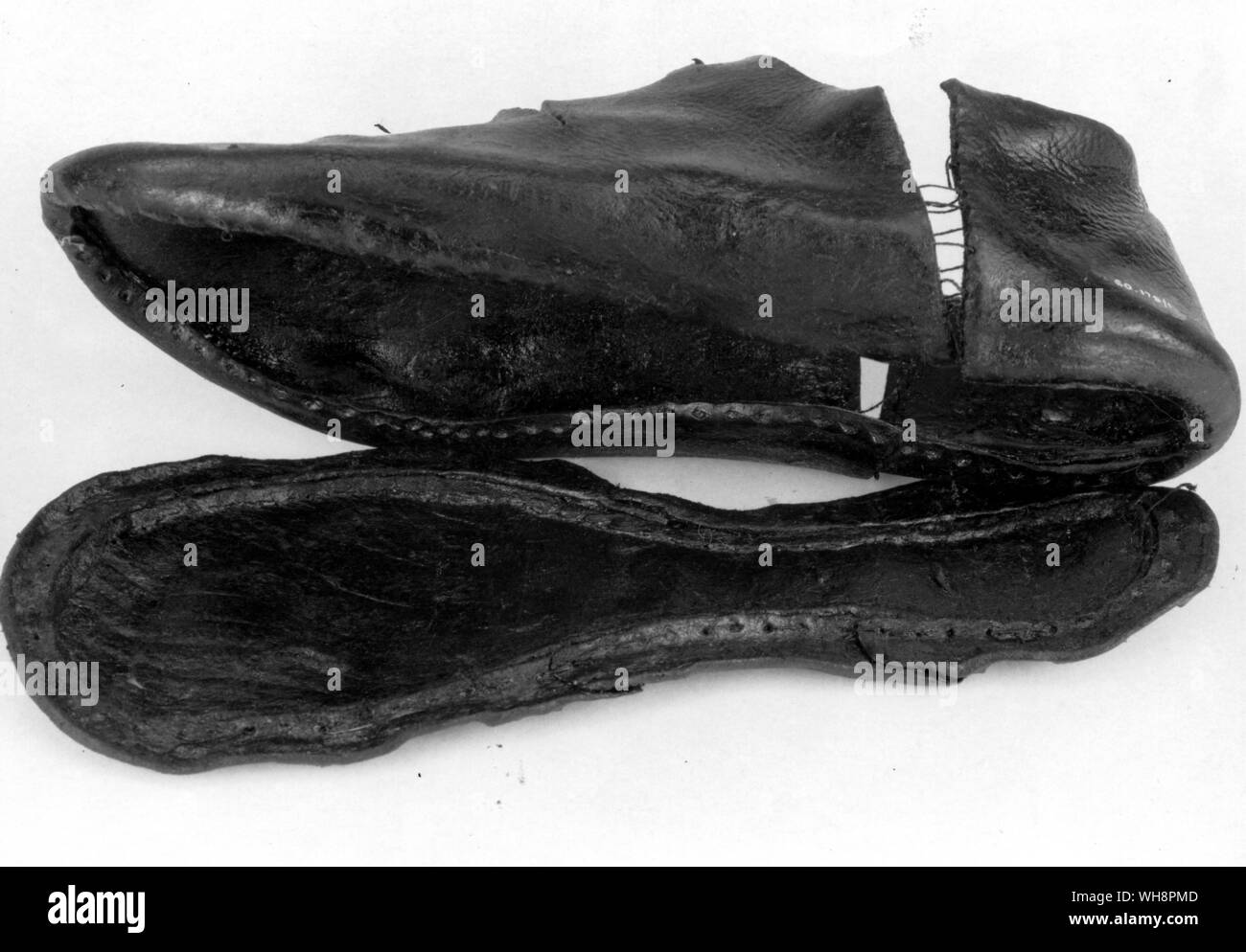Una bien preservada par de zapatos de cuero del siglo XIV, los cuales pueden ser vistos en el Museo de Londres. Foto de stock