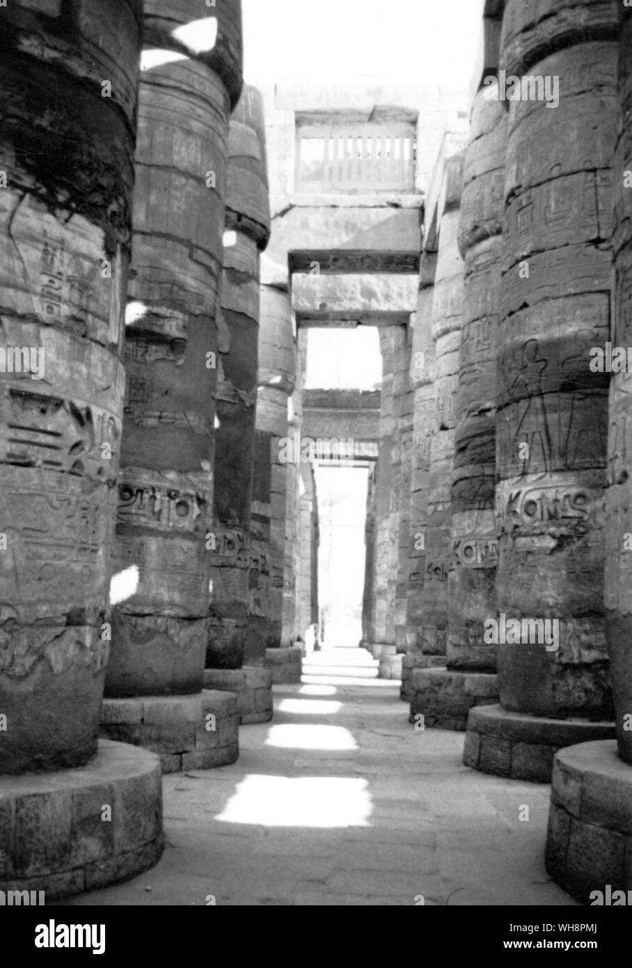 Sala hipóstila salen en Karnak, Egipto. Foto de stock