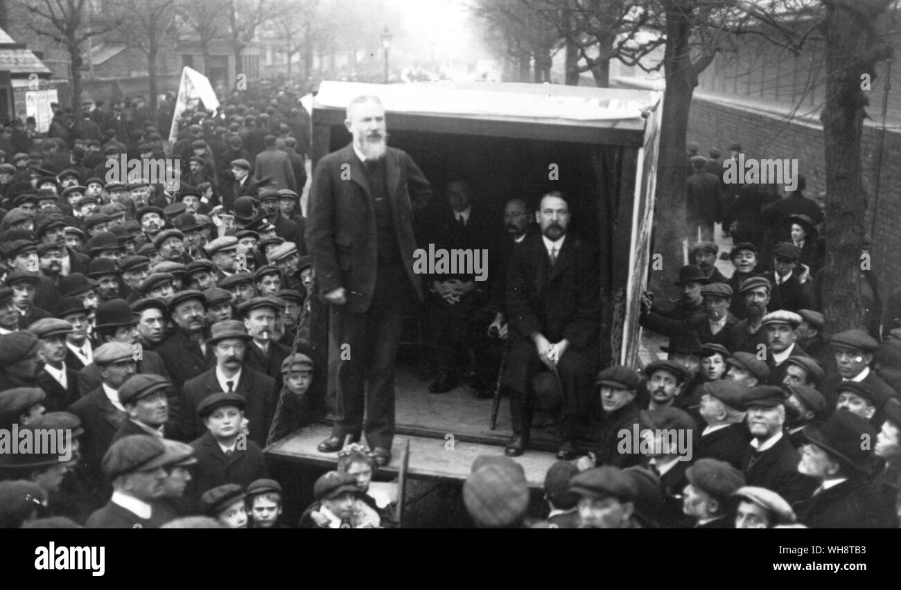 George Bernard Shaw haciendo un discurso público en Portsmouth 1910 Foto de stock