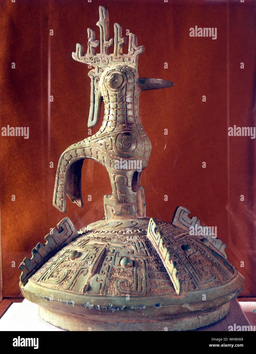 Tapa de vaso de bronce con ornamentación de un pájaro, Chou1100-256temprana (C.C.) Foto de stock