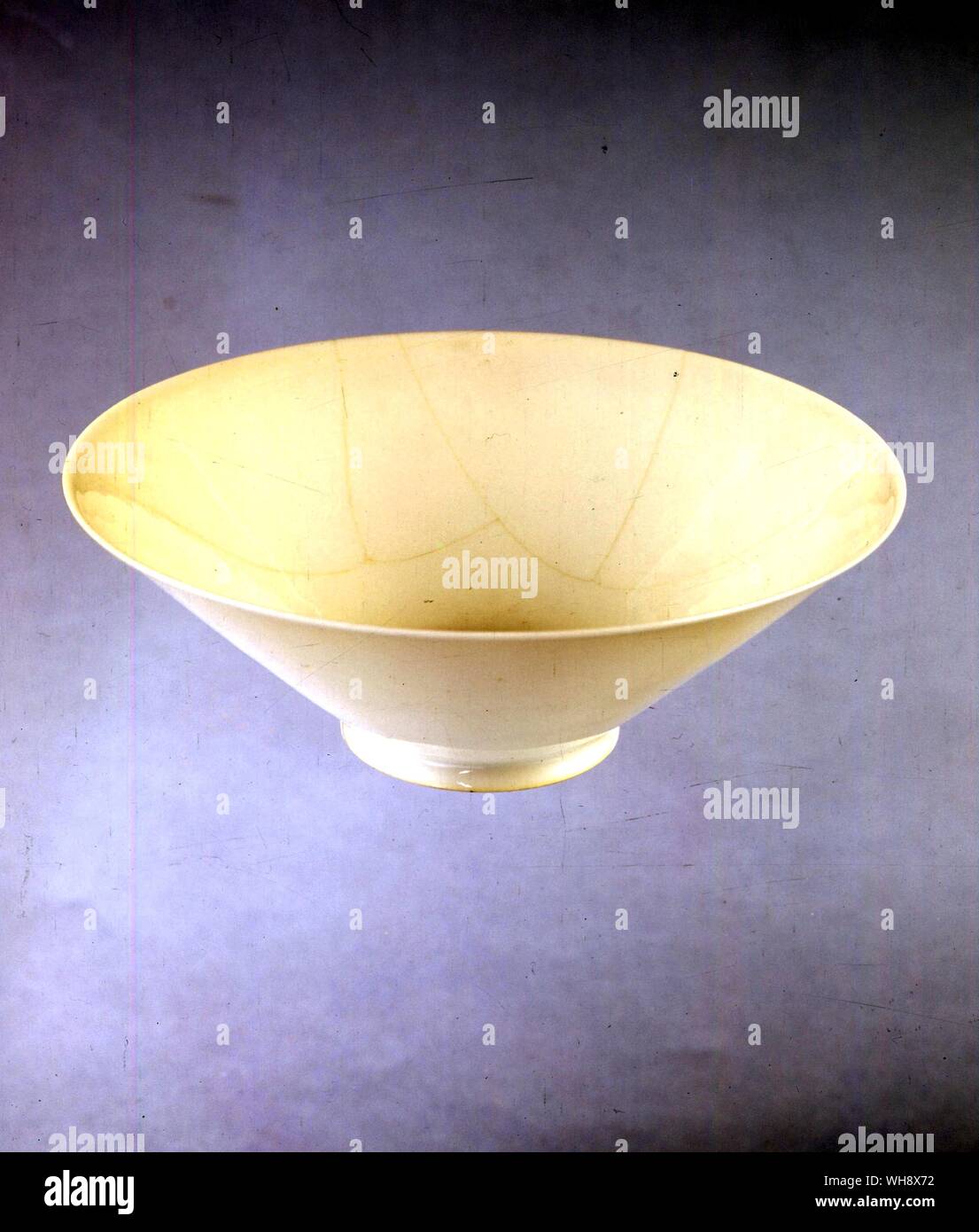 Papel de porcelana fina Yung bajo la copa de vino, desde los hornos de Chen Ching Te Foto de stock