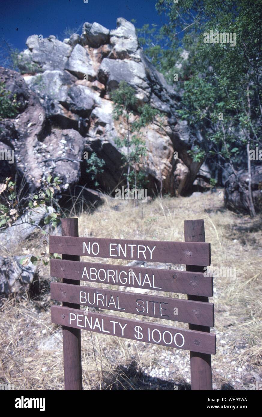 Los aborígenes los cementerios son lugares de intensa actividad espíritu Foto de stock