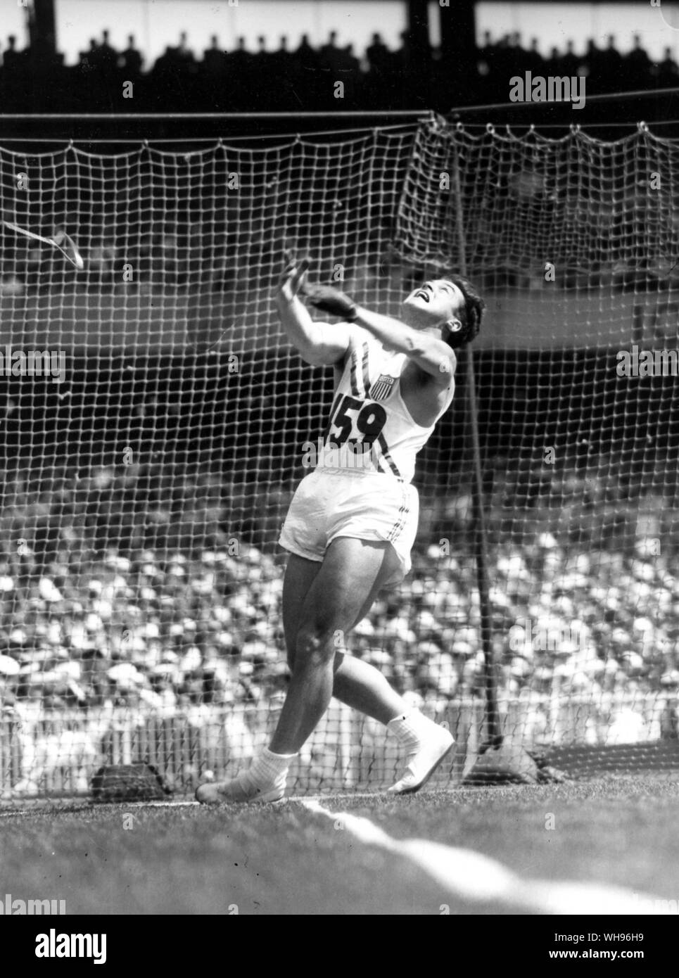 Aus., Melbourne, Olimpiadas 1956: Harold Connolly, de 25 años de EE.UU., durante la final del evento de lanzamiento de martillo, que ganó. Foto de stock