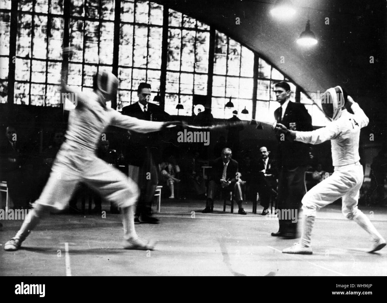 Finlandia, Helsinki/ Juegos Olímpicos,1952: D'Oriola Mangiarotti de Francia y de Italia durante sus cercas de lámina coinciden al West End. Foto de stock