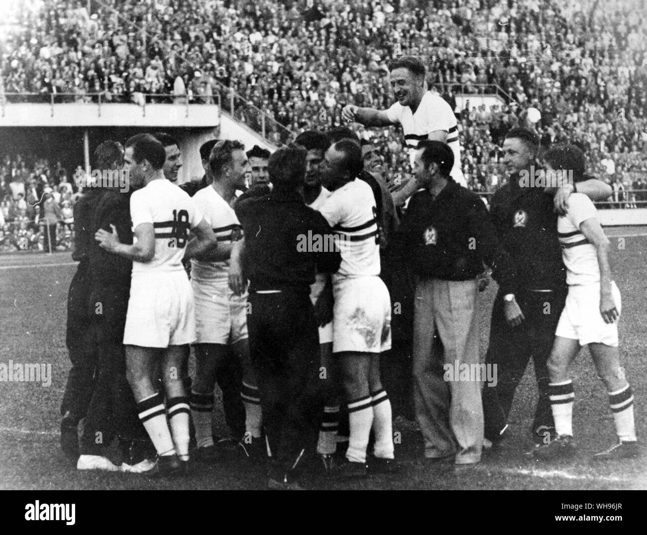 Finlandia, Helsinki/ Juegos Olímpicos,1952: la final de fútbol olímpico. Hungría beat Yugolsavia 2-0 y celebrar la victoria. Foto de stock