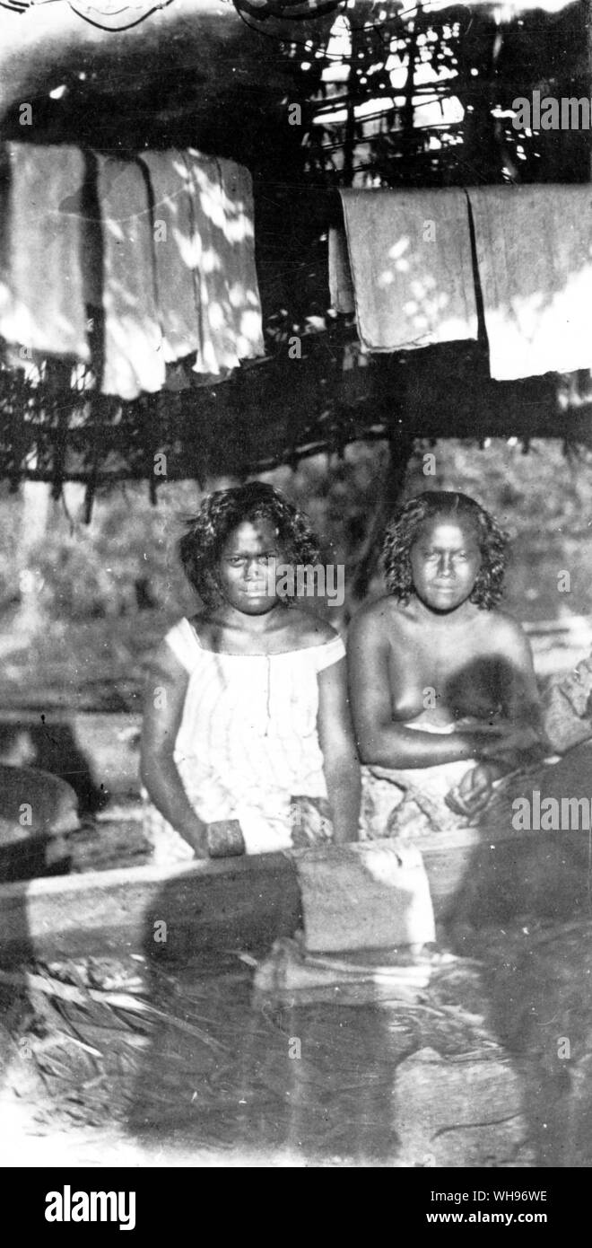 Las chicas se estaban difundiendo grandes pedazos de trap en el sol para secar, y sólo uno o dos estaban en traje legal". Lord George Campbell estaba fascinado, y proyecta su sombra como él fotografías de ellos.. Foto de stock