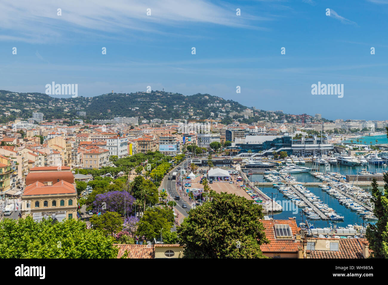 Una vista aérea a Cannes, Alpes Maritimes, Cote d'Azur, Provenza, Riviera Francesa, Francia, Mediterráneo, Europa Foto de stock