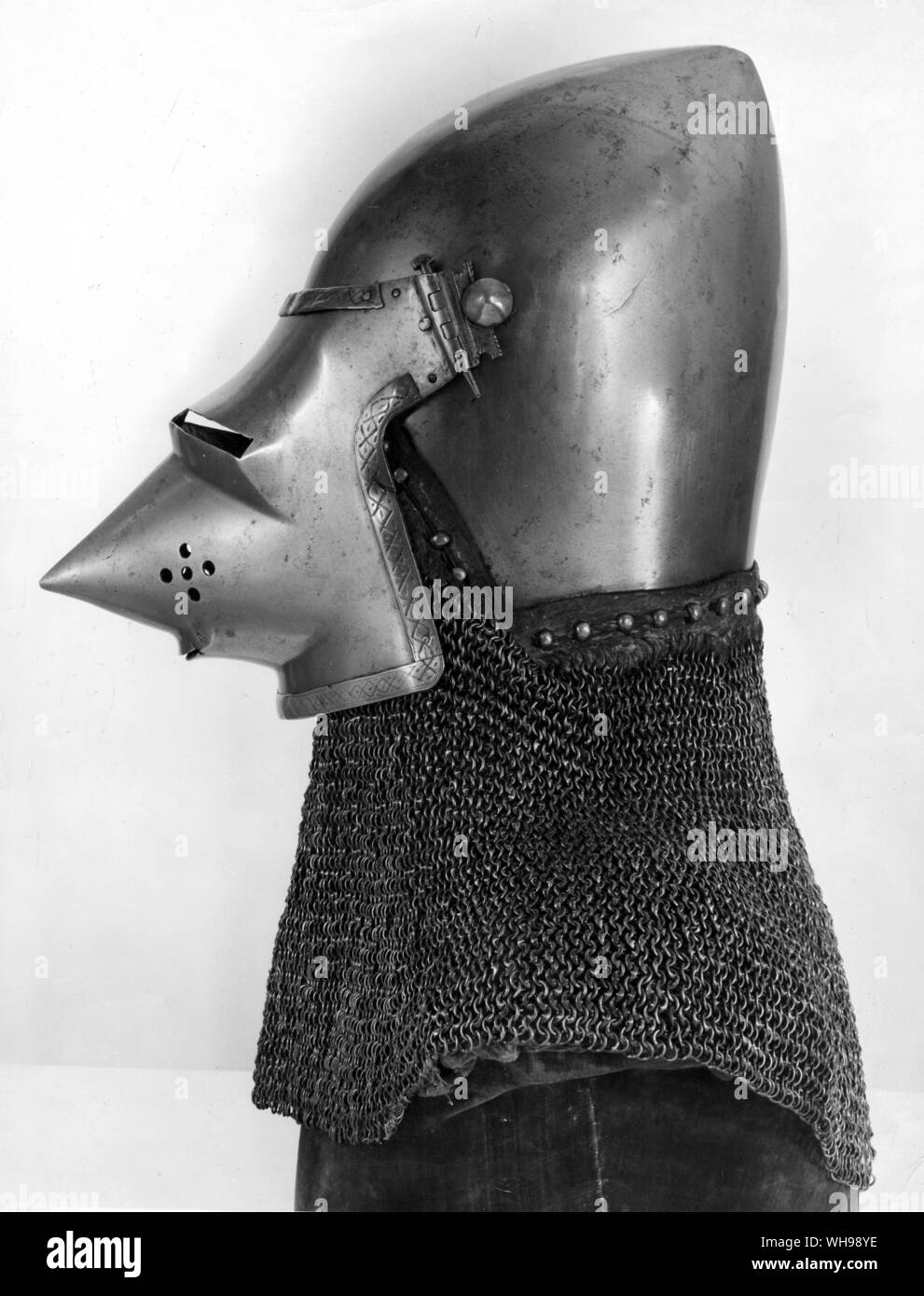 Guerra medieval/ la alta edad media: Mail-shirts dio paso a la armadura en el final del siglo 14. Un vizored bascinet, Italiano, circa 1380. Foto de stock