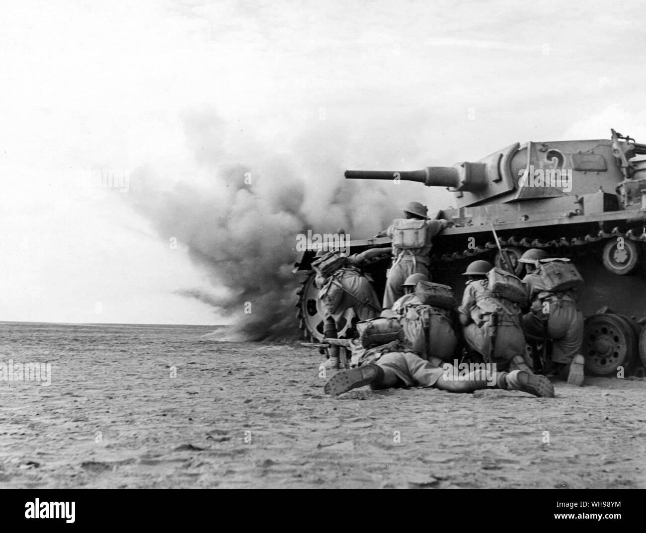 La guerra europea/WWII: tanques e infantería luchó en estrecha cooperación para lograr la victoria en El Alamein. . Foto de stock
