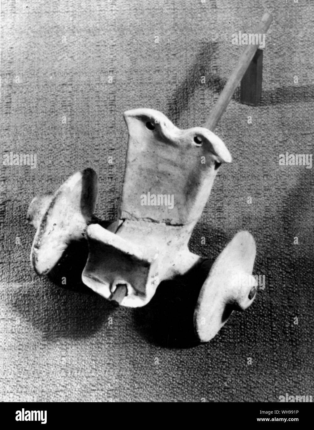 La antigua guerra: un modelo de arcilla de dos ruedas carro sumerio con sólidas ruedas y panel frontal de protección. Foto de stock
