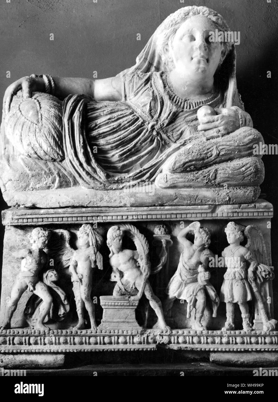Una urna funeraria de alabastro de Volterra en la que la mujer tiene un pedazo de fruta en vez de por el habitual de libération dish Foto de stock