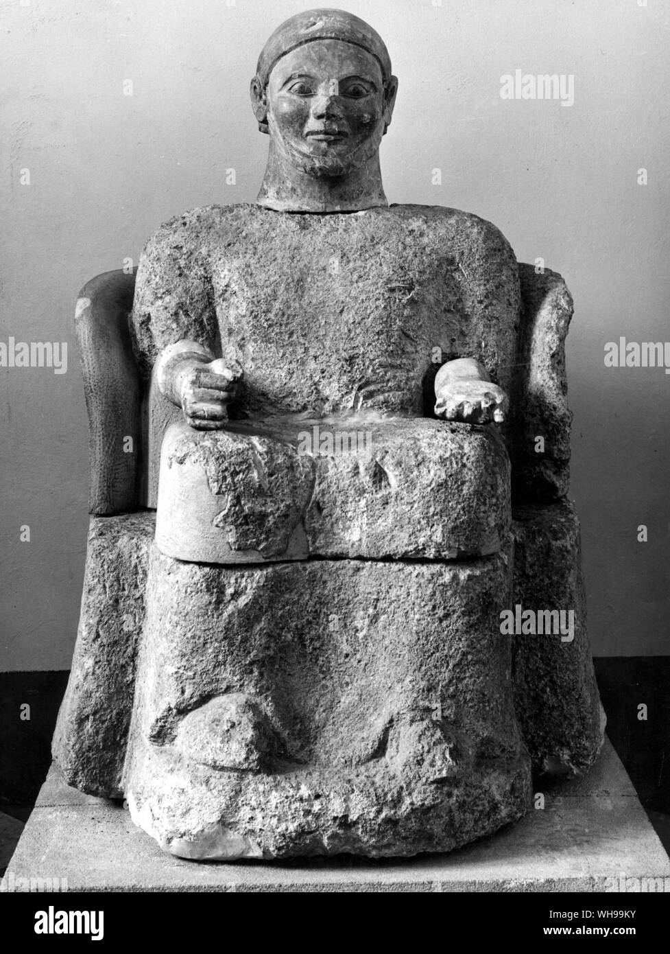 Stone cinerary urn de finales del siglo 6 Foto de stock