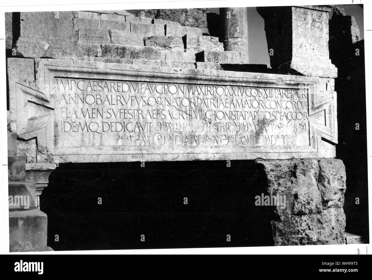 Italia/civilización precoz/Etruscos: Una dedicación bilingüe en América y púnica más a la entrada principal del Gran Teatro de Leptis Magna en Trípoli. Foto de stock