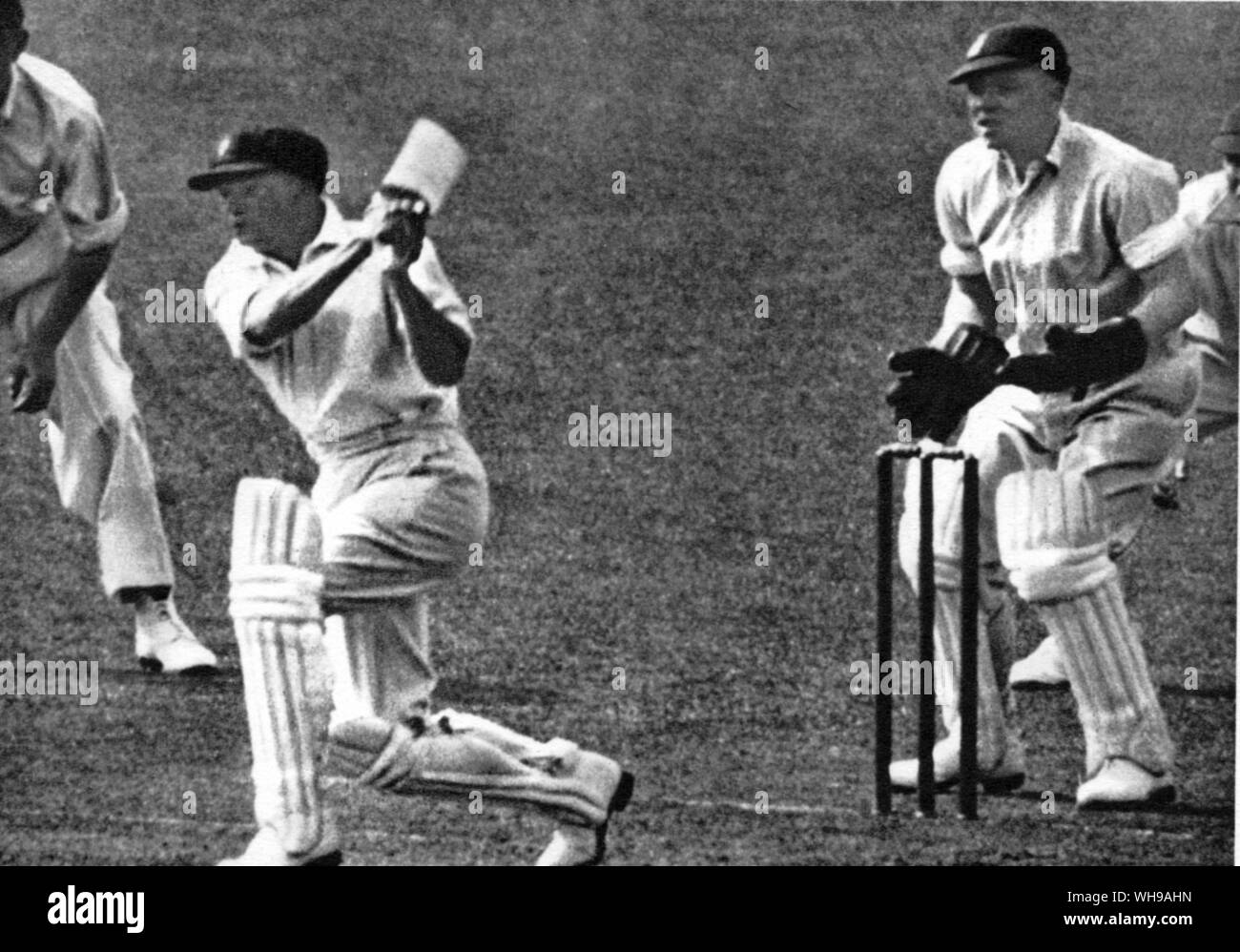 George Duckworth manteniendo wicket mientras Bradman hace una en la unidad Foto de stock