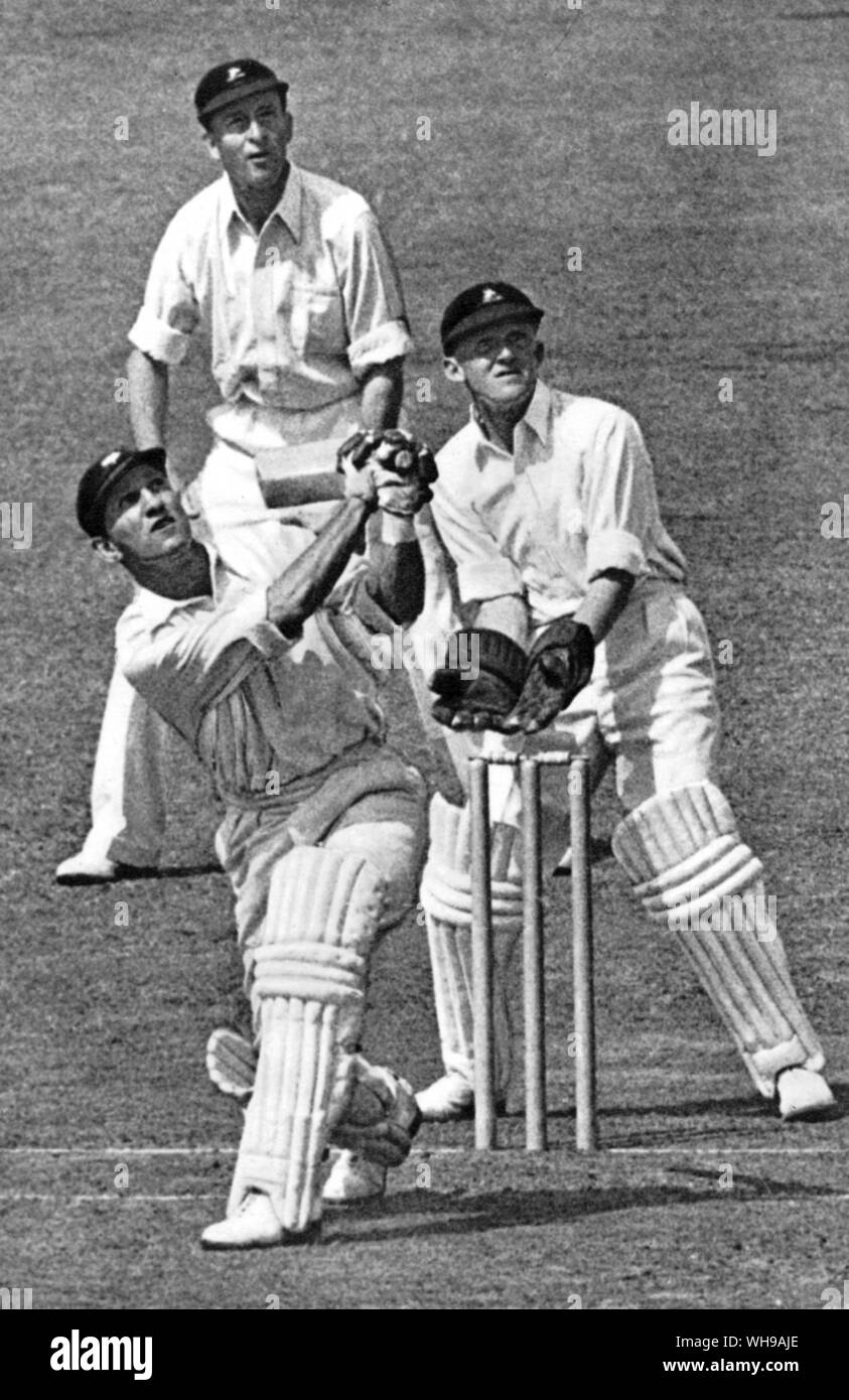 L Hutton hits gloriosamente contra Sudáfrica en el último Test Match de 1947 Foto de stock