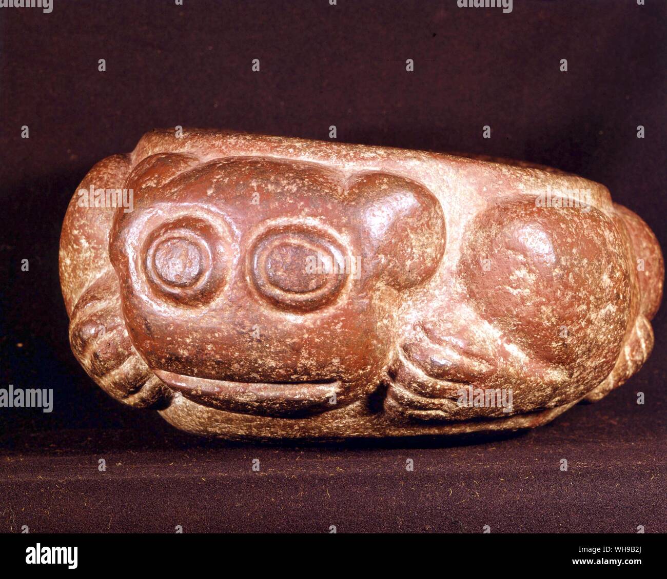 Arqueología Inca Tazón de piedra en forma de tierra y frotarse con pigmento rojo Foto de stock