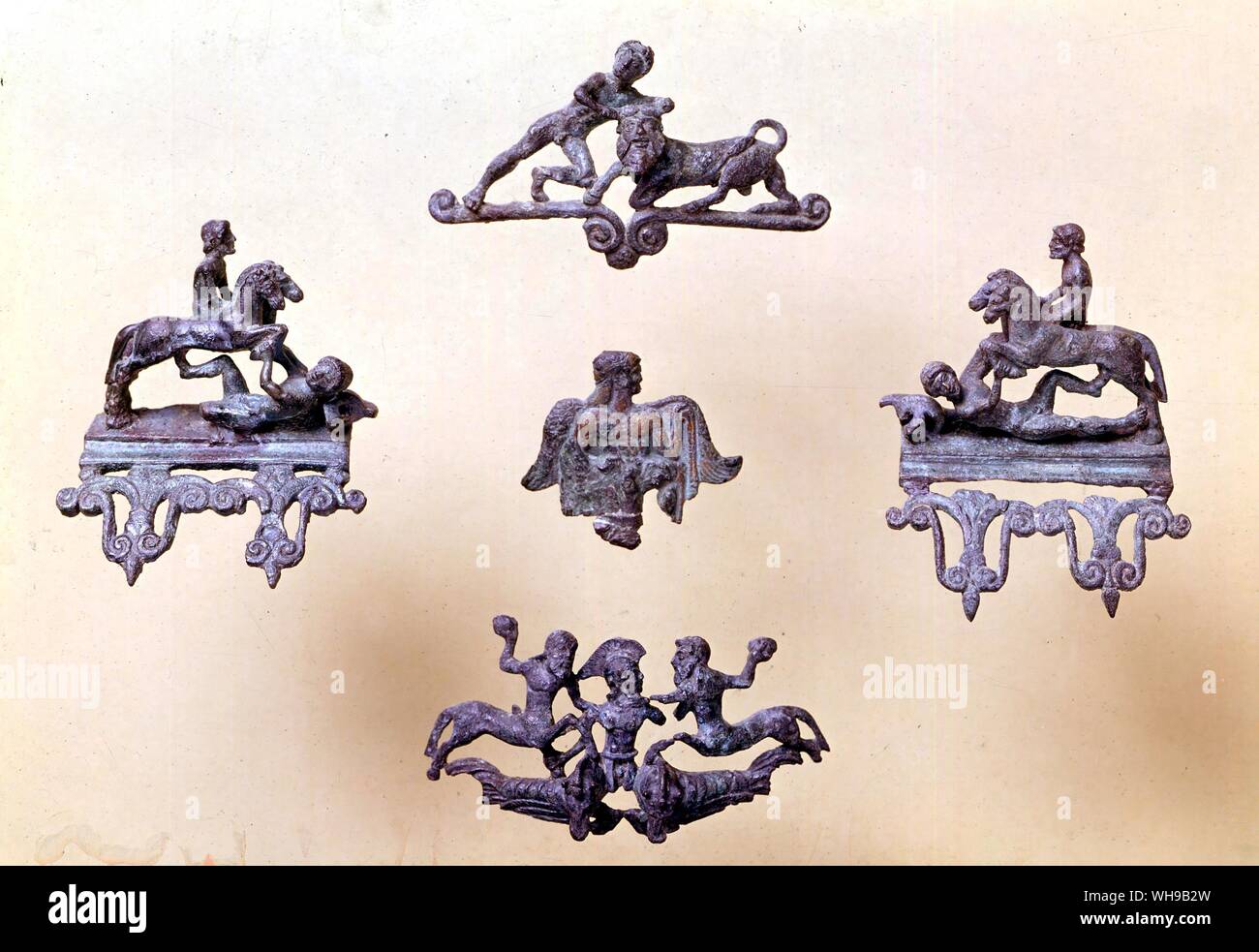 Grupos de bronce en miniatura romana de dec de casco finales de siglo 6 muestra Hercules Achelous dos jinetes guerreros caídos montar abajo 2 centauros superar kineus Foto de stock