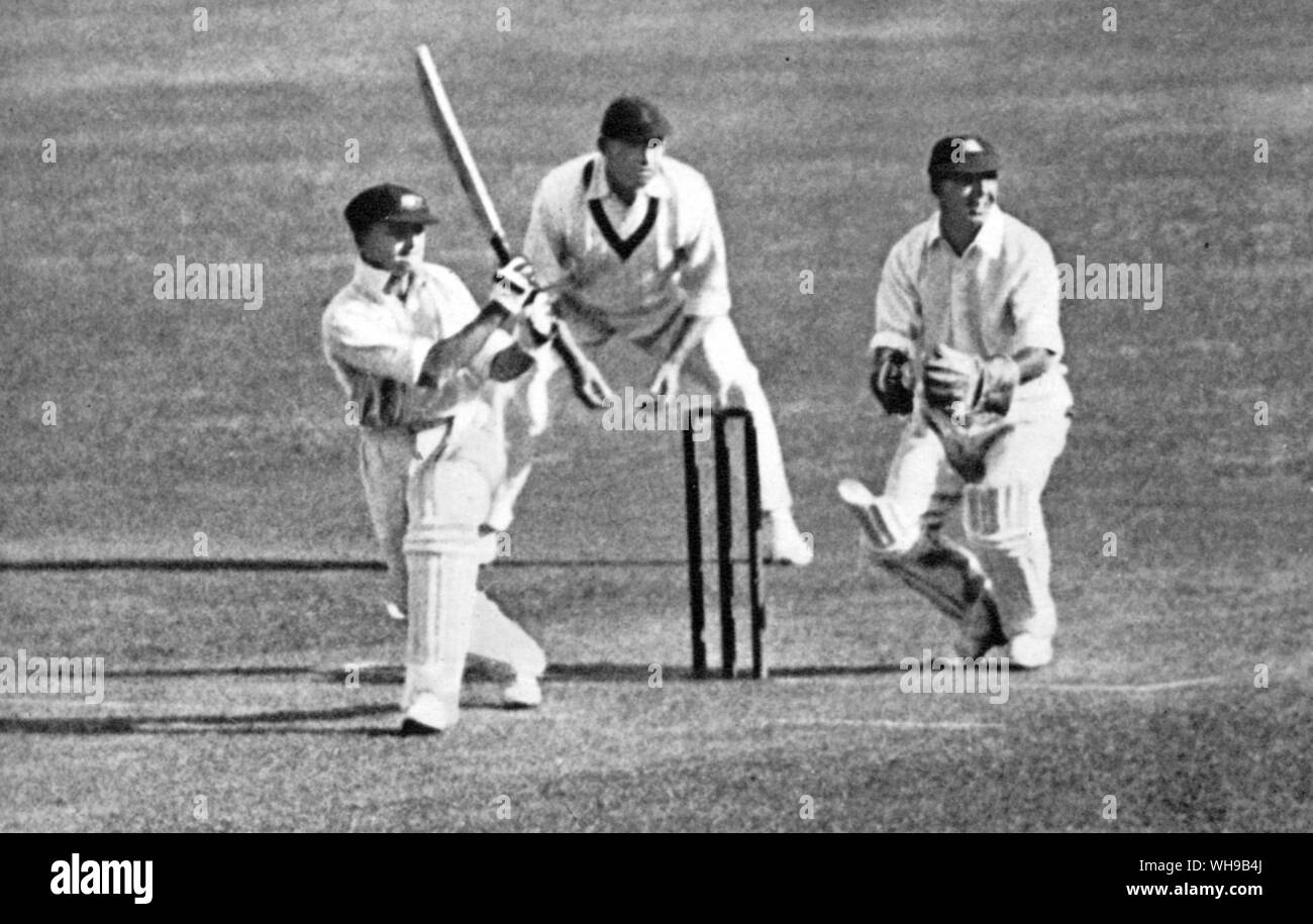 S J McCabe grandes entradas en Sydney 1932. Hammond es en primer slip y Ames está detrás del wicket Foto de stock