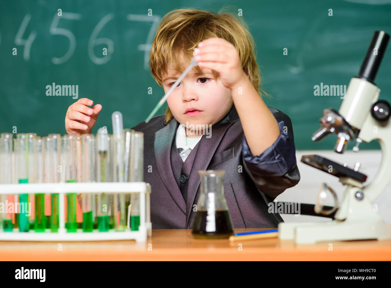 Какой вундеркинд. Дети с микроскопом и пробирками. Вундеркинд. Математические вундеркинды в детском саду.