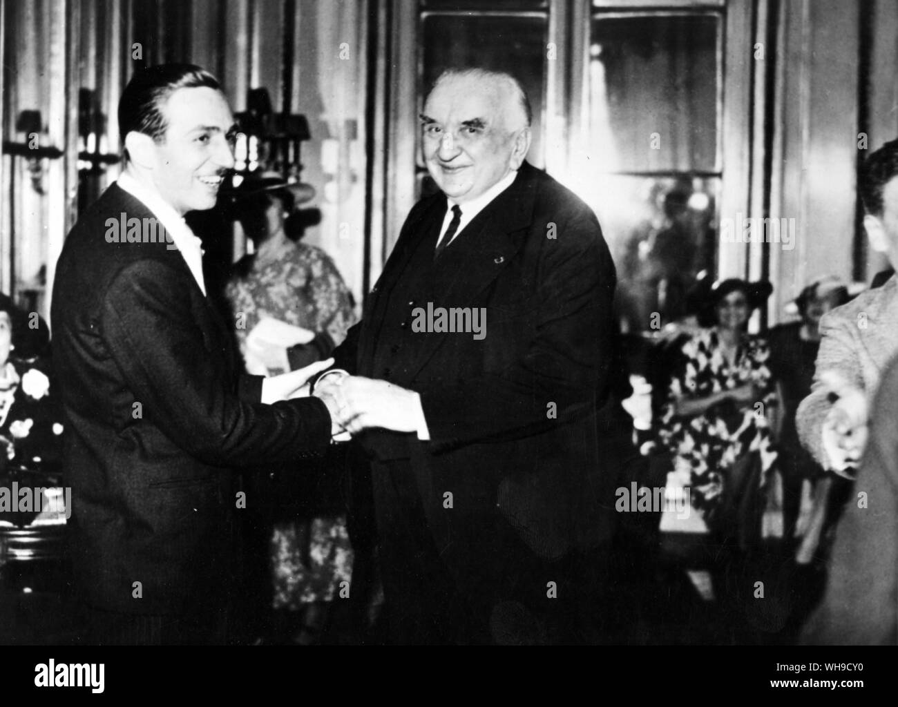 Realizador, (izquierda) Walt Disney (1901-1966) con (derecha), Louis Lumiere, París 1935. Foto de stock