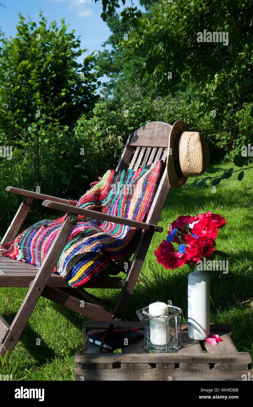 Colchón de patchwork manta en hamaca en el jardín Fotografía de stock -  Alamy