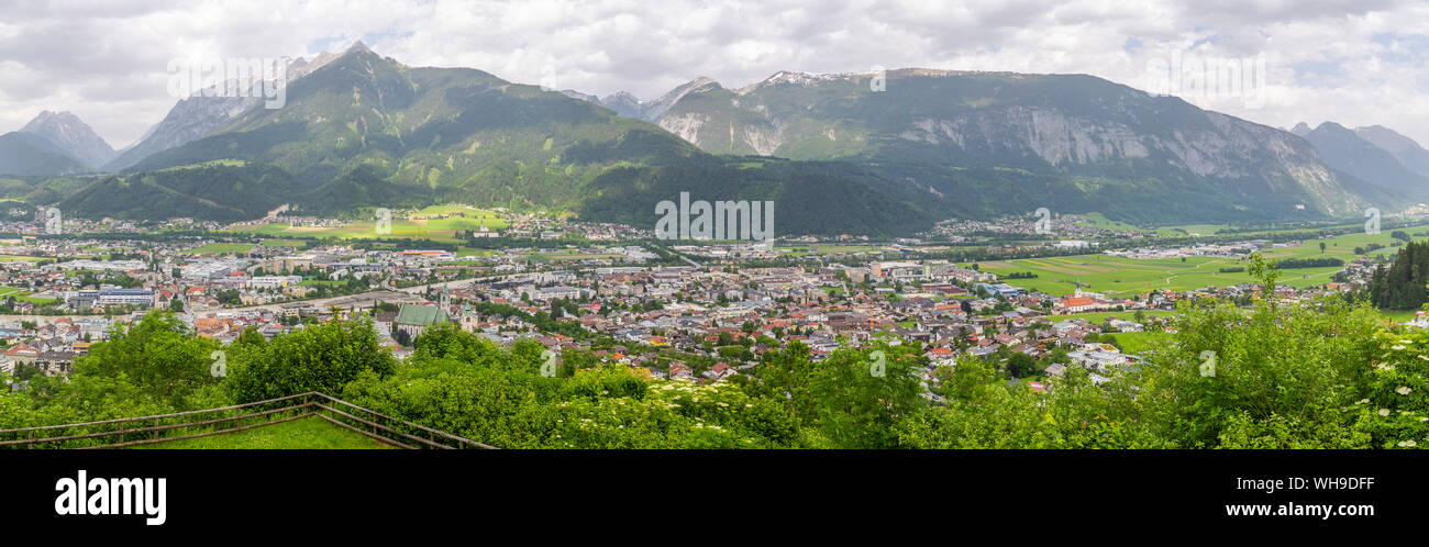 Vista de Schwaz desde la vista sobre la ciudad, Schwaz, Tirol, Austria, Europa Foto de stock