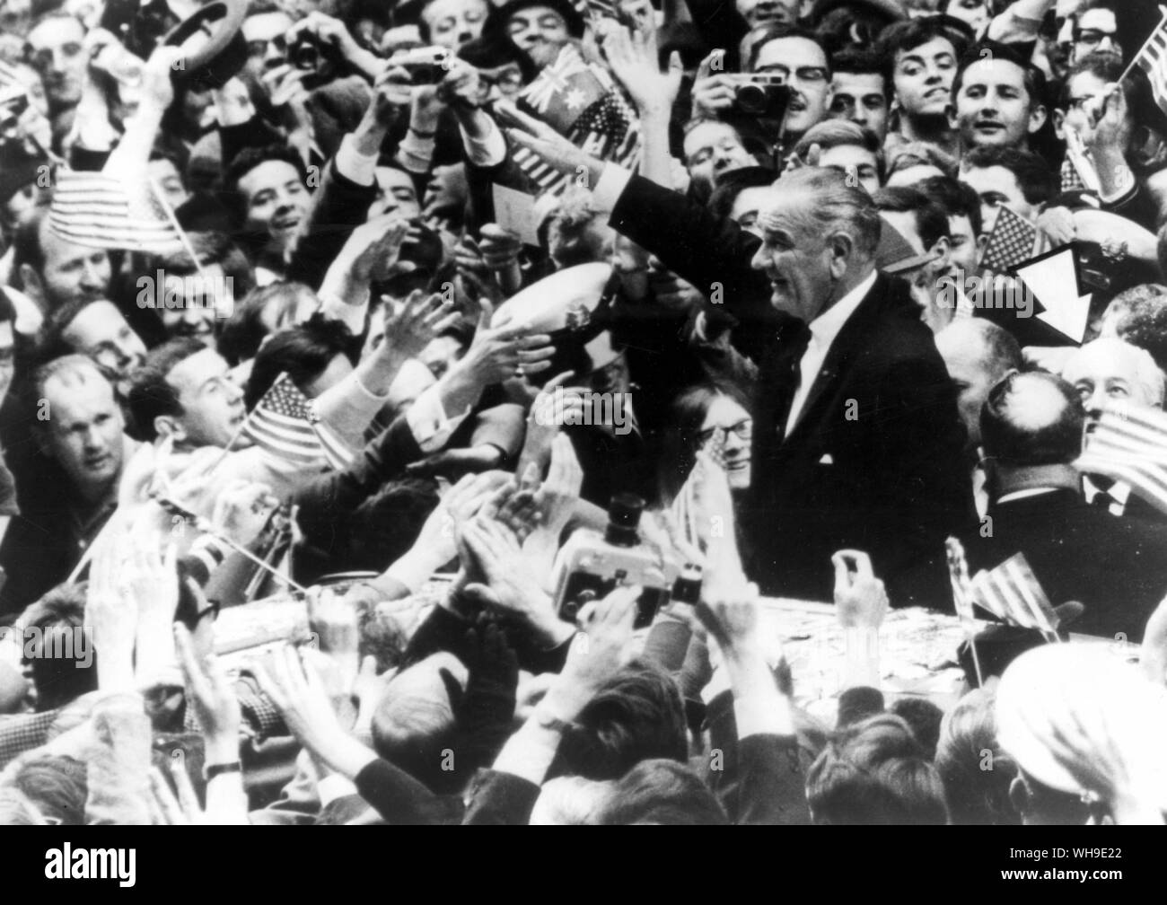 23 de octubre de 1966: el Presidente Lyndon B. Johnson (1908-1973) de los EE.UU. es saludado por una multitud entusiasta acumulada alrededor de su limusina, como él impulsa a través de las calles de Melbourne, Australia. Foto de stock
